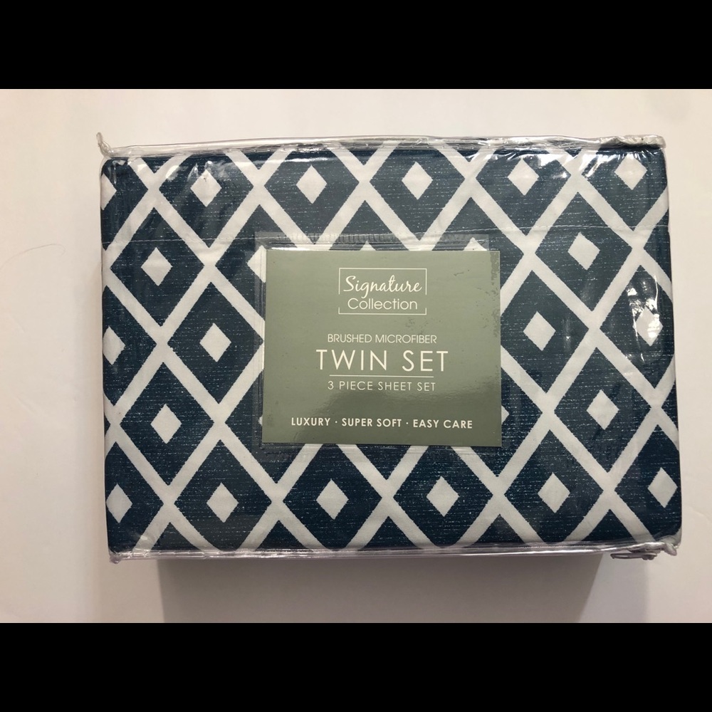 Three Piece Twin Bed Set (New!)